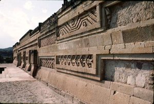 Mur de cour avec des pierres décoratives